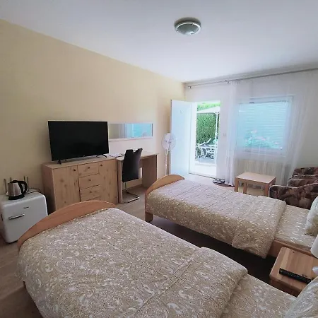 ゲストハウス Cozy Guestrooms With Garden ブラチスラヴァ