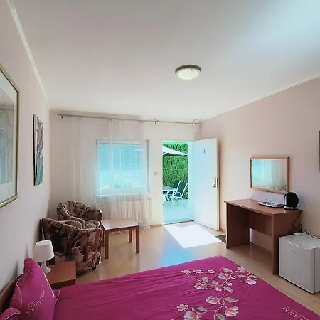 Cozy Guestrooms With Garden 招待所 *